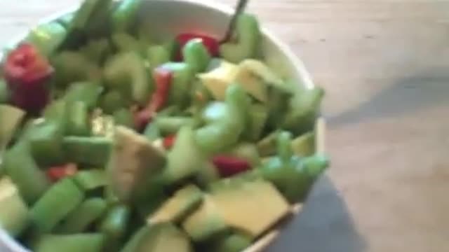 HEALTHY FOODS TO EAT NOW pepper avocado celery salad EASY RECIPES in 30 sec - Mar 27th 2010