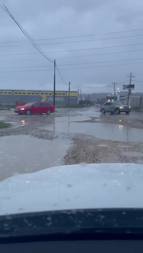 Vasili: Ja rrugët për faqe të zezë pak km jashtë qendrës së Tiranës sapo bie shi