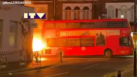 A Londra un bus a due piani va a fuoco, l'azienda TfL ritira la flotta elettrica dalle strade.