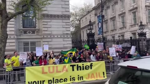 OI LUIZ - Mais um vexame: Lula é escrachado por multidão em Londres!