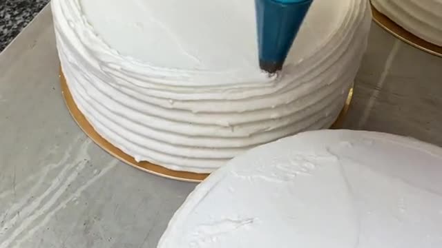 Une meringue française accompagnée d’une glace vanille et un sorbet