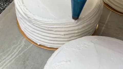 Une meringue française accompagnée d’une glace vanille et un sorbet