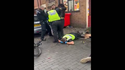 West London： A police officer is injured while attempting to arrest a man