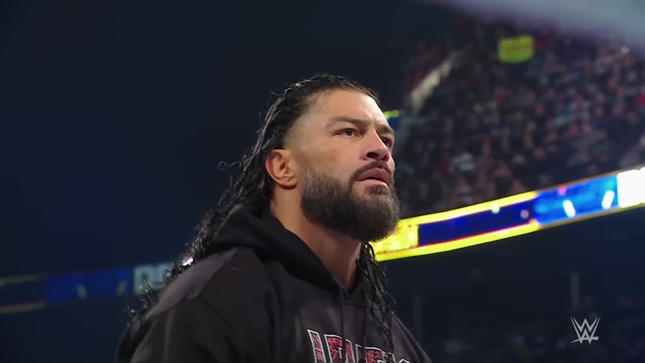 Roman Reigns disrupts Triple Threat match 😲