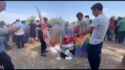 Γεωργιανοί καίνε σημαίες LGBTQ σταματώντας «παρέλαση υπερηφάνειας»