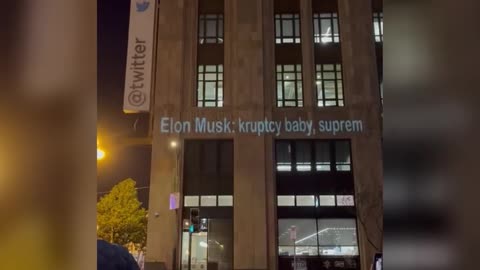 Insulti a Elon Musk proiettati sulla facciata del quartier generale di Twitter