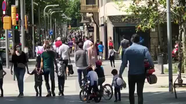 Alarmantes vídeos del fin de confinamiento de niños por COVID 19 en Barcelona (España)