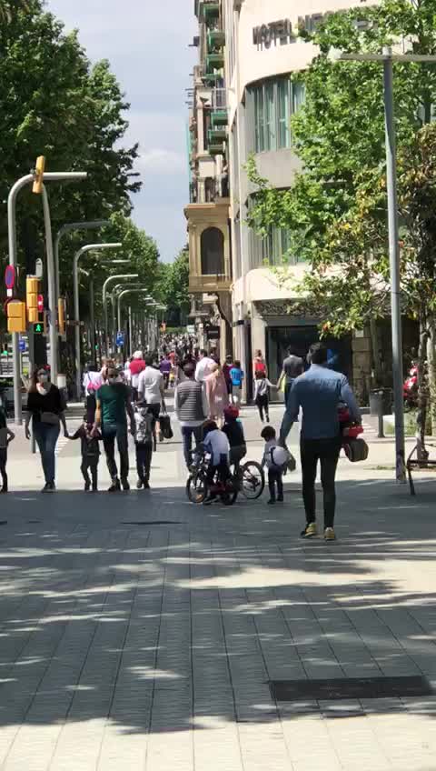 Alarmantes vídeos del fin de confinamiento de niños por COVID 19 en Barcelona (España)