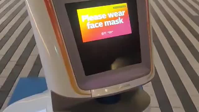 Robot in #Dubai: "Please, wear your mask."