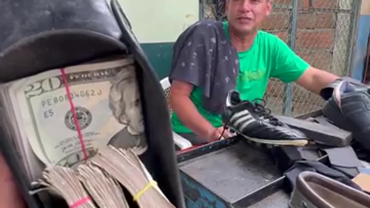 Millonario-regala-zapatos-de-billetes-a