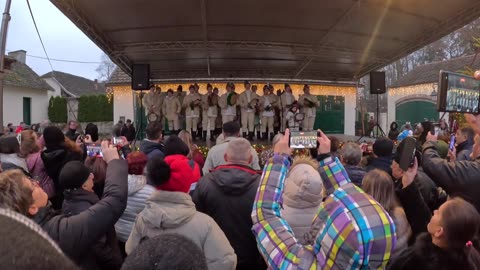 Los villancicos cantan villancicos en el escenario del mercado navideño de la familia real rumana