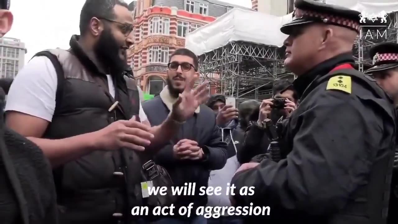 Rabid Muslims Threaten Jews in London with Help from Police