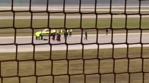 Both runways at Munich Airport closed because "climate chang