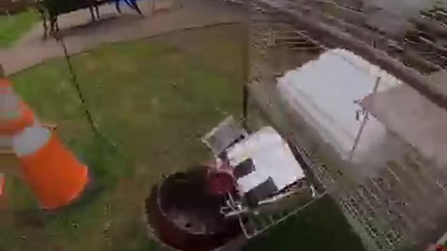 Homem construiu um pauco de jogo em casa