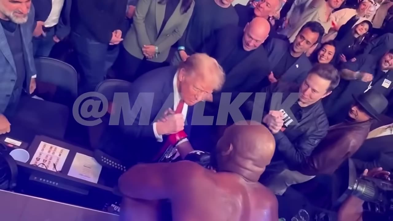 🏆🇺🇸 JON JONES HANDS UFC HEAVYWEIGHT TITLE TO PRESIDENT DONALD TRUMP AT UFC 309