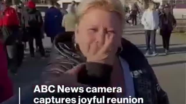 James Longman encounters special moment while interviewing activist in Kherson l ABC News