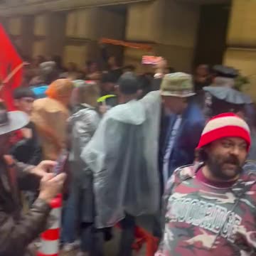 NYPD is arresting climate change activists for blocking the entrances of the Federal Reserve