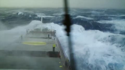 Ships in Storms | 10+ TERRIFYING MONSTER WAVES, Hurricanes & Thunderstorms at Sea