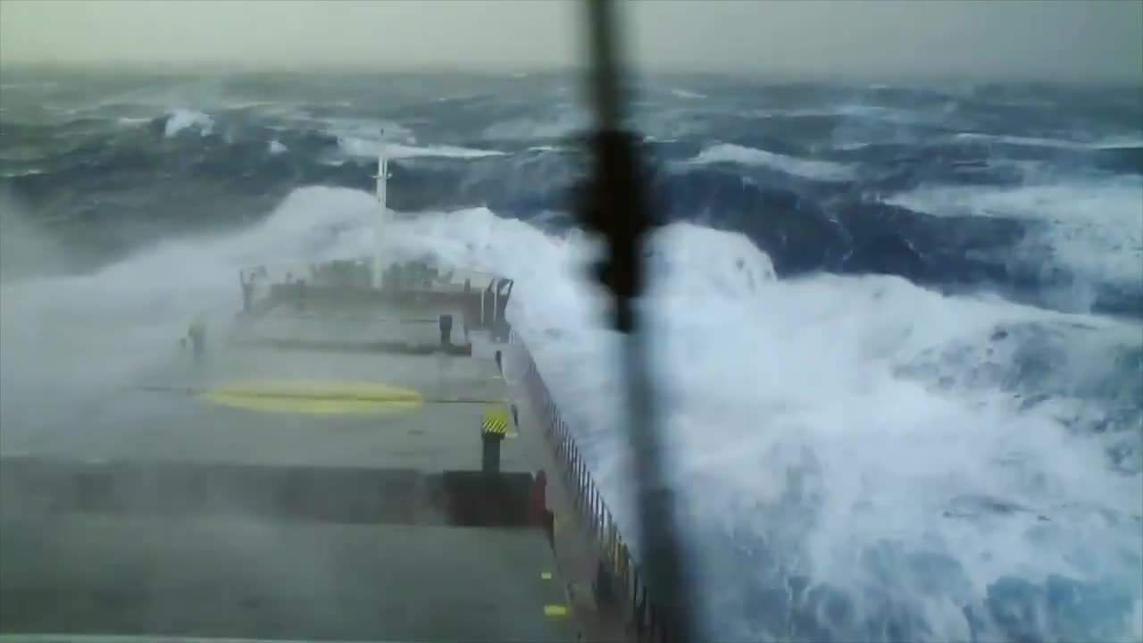 Ships in Storms | 10+ TERRIFYING MONSTER WAVES, Hurricanes & Thunderstorms at Sea