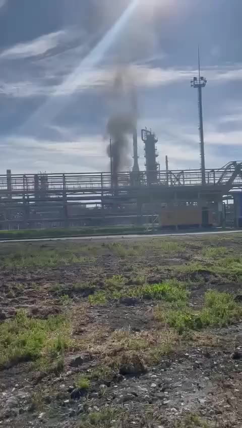 🔥 New day - new fire! The Ilsky refinery in the Krasnodar Territory of Russia is on fire again.