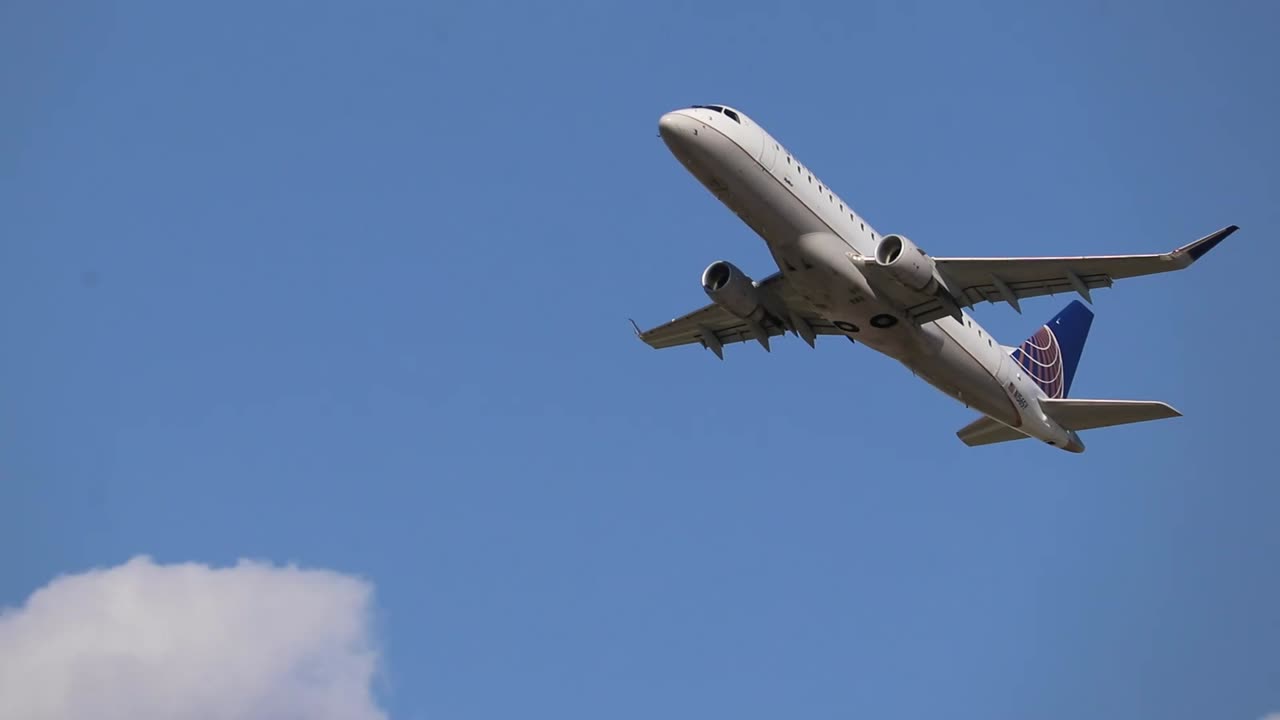 SkyWest/United Express EMBRAER 175 departing St. Louis Lambert Intl - STL