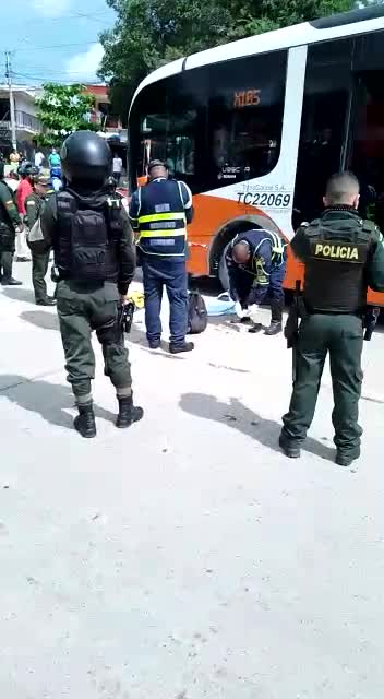 Habría hecho cruce indebido: Bus de Transcaribe mata a mototaxista