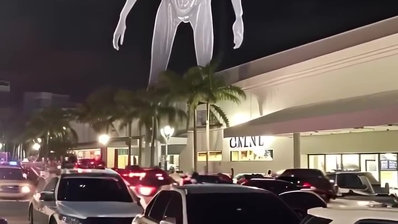 EXCLUSIVE FOOTAGE Aliens Spotted in Miami Mall