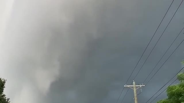 Dark Shelf Cloud Moving Over City in Georgia Amazes Locals