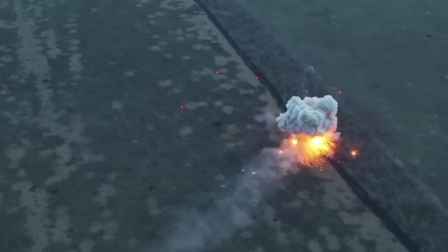 Ukrainian Paratroopers Blow Up Russian Tank Near Kherson With Artillery