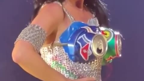 Katy prey goes viral during concert "eye glitch "