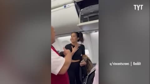 Karen Gets Booted From Flight For Sneaking Dog Out Of Carrier_p4