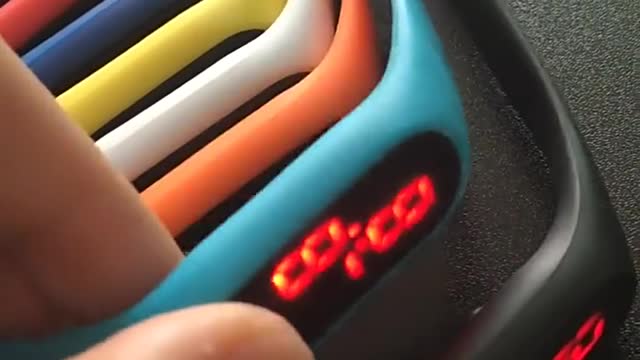 Relógio de pulso ajustável de cor sólida para crianças,