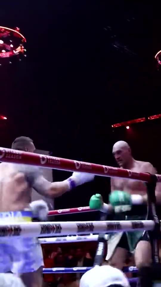 Go ringside for the moment Usyk DROPPED Fury 😱