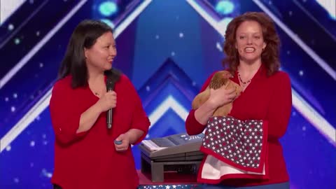 Jokgu of the Flockstars: Chicken Plays Patriotic Tune on Keyboard - America's Got Talent 2017