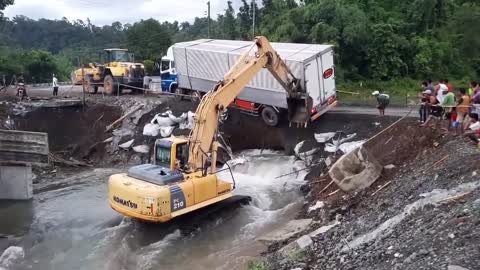 Using an Excavator to Save a Slipping Delivery Truck