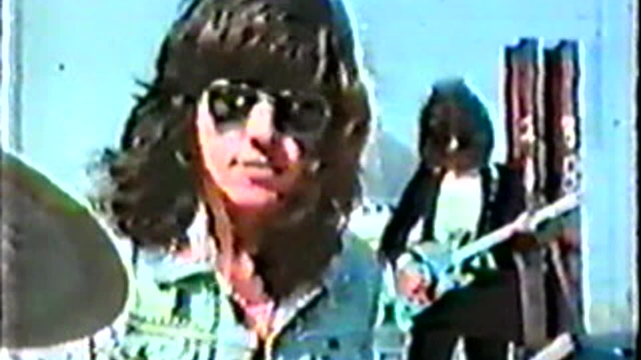 Electric Light Orchestra (ELO) - Showdown = Old Film Banks Of River Thames 1973 -> Wonky Sound