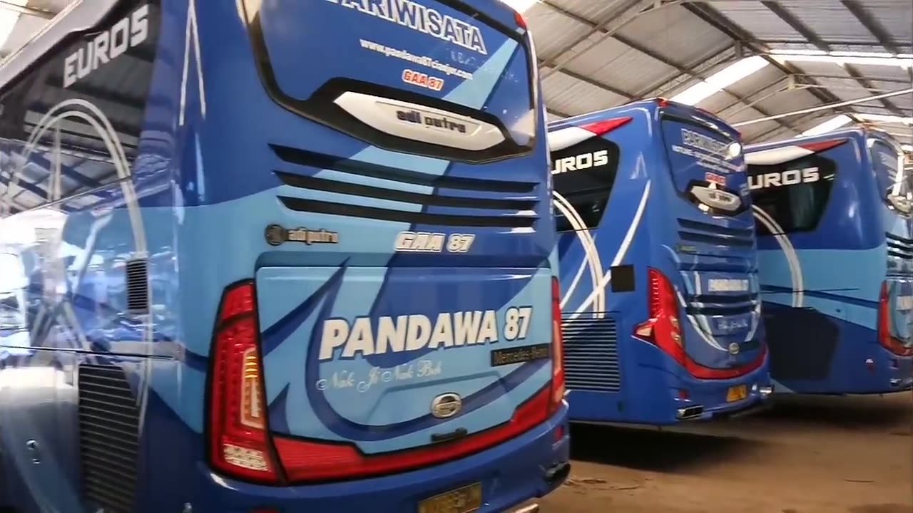 KETIKA UNIT ARMADA PARIWISATA PO PANDAWA 87 TERPARKIR RAPIH !!!-