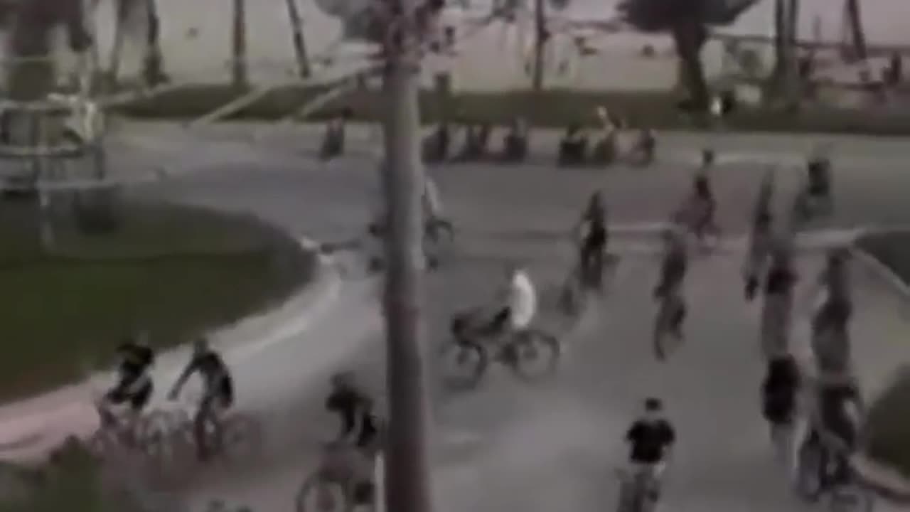 VÍDEO: Bandidos em bicicletas fazem arrastão em praia de SP