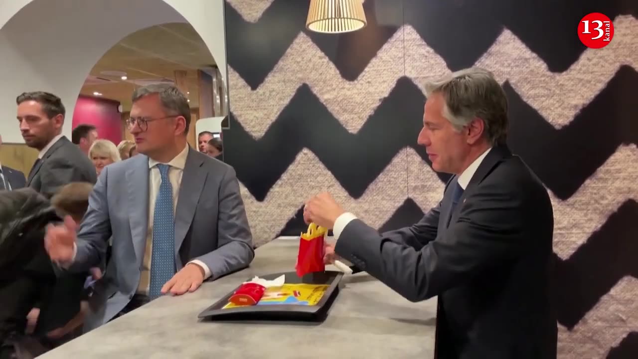 MOMENT: Blinken shares McDonald's fries and pie with Ukrainian FM