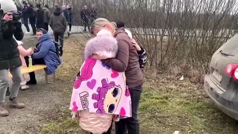 Mother reunites with children at Ukraine border