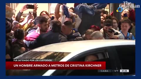 Man points gun at Argentinian vice-president Cristina Fernández de Kirchner