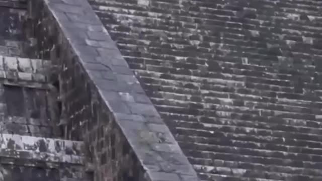 Des Mexicains appellent au sacrifice de cette touriste qui escalade une pyramide Maya