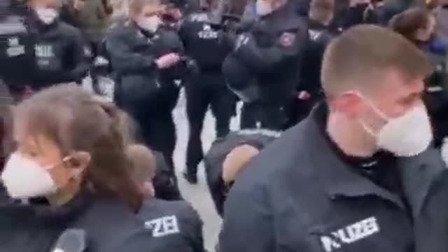 Feiglinge der Polizei sind nur in Truppen mutig.