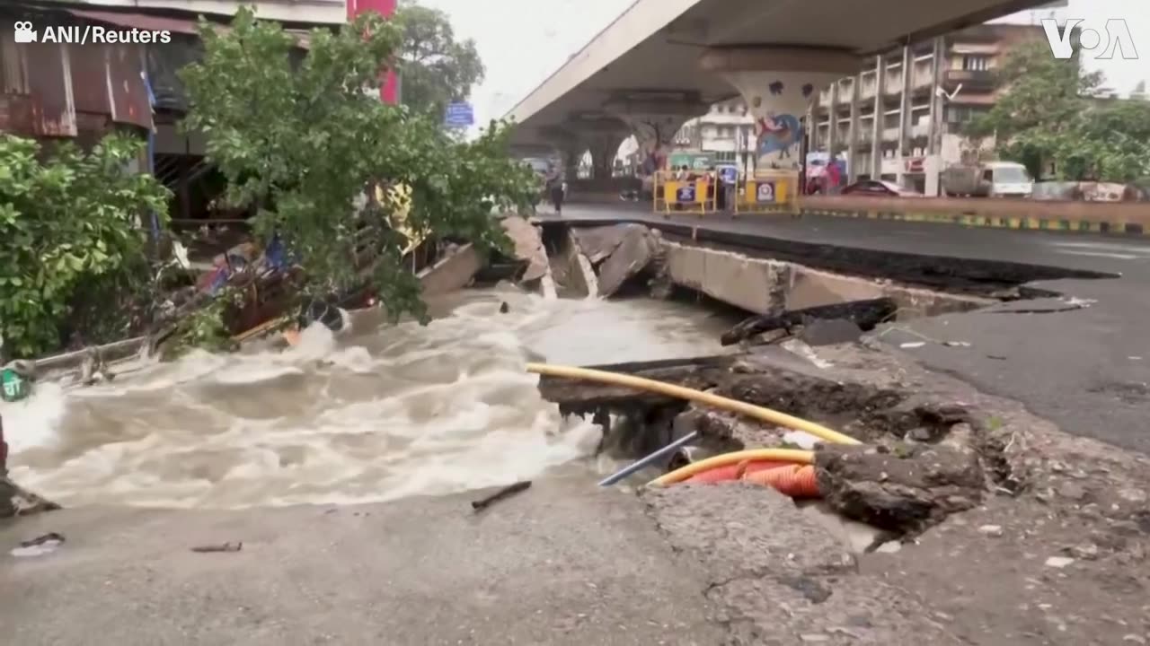 Residents Wade Through Floodwaters in India | VOA News