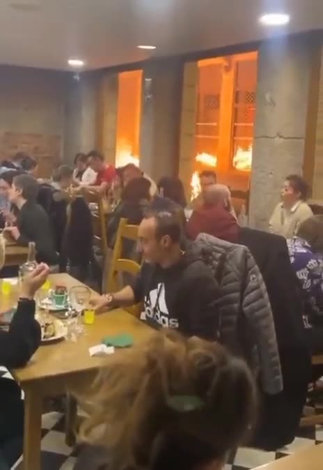 ΓΑΛΛΙΑ-ΣΤΑ @@@@@@@ ΤΟΥΣ ΟΛΑ ΣΥΝΕΧΙΣΑΝ ΝΑ ΤΡΩΝΕ