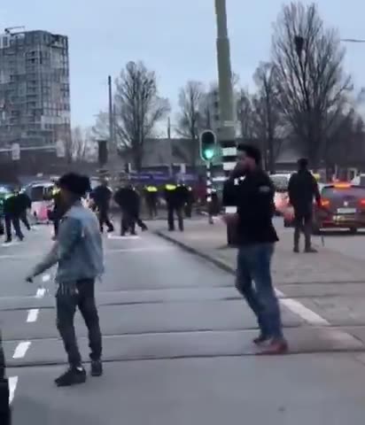 Dutch police need help to identify hundreds of Eritreans rioting in the Hague yesterday