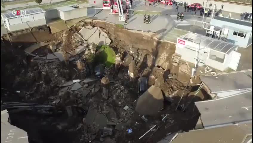Napoli,la voragine che si è aperta nel parcheggio dell'Ospedale del Mare vista dal drone.Si tratta di un buco di duemila metri quadri, profondo almeno venti metri, che ha inghiottito alcune auto.