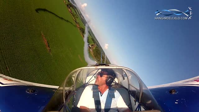 Aviones de acrobacia quedan a pocas pulgadas uno del otro