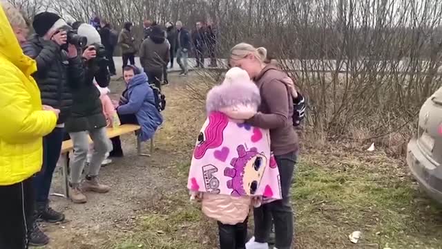 Mother reunites with children at Ukraine border