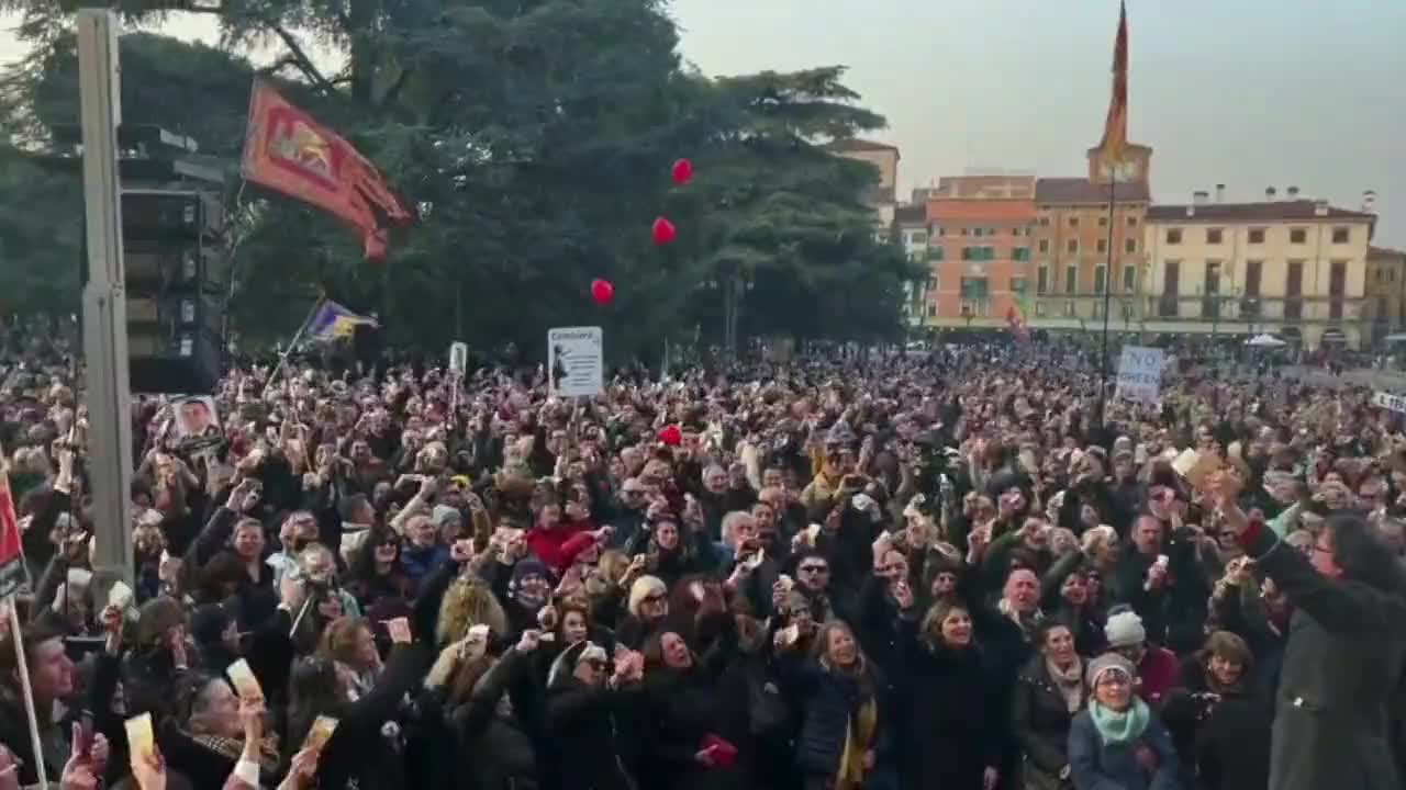 Thousands of people in Verona (Italy) against health apartheid and Mario Draghi government